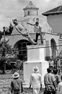zapatistas derriban estatua del conquistador Diego de Mazariegos